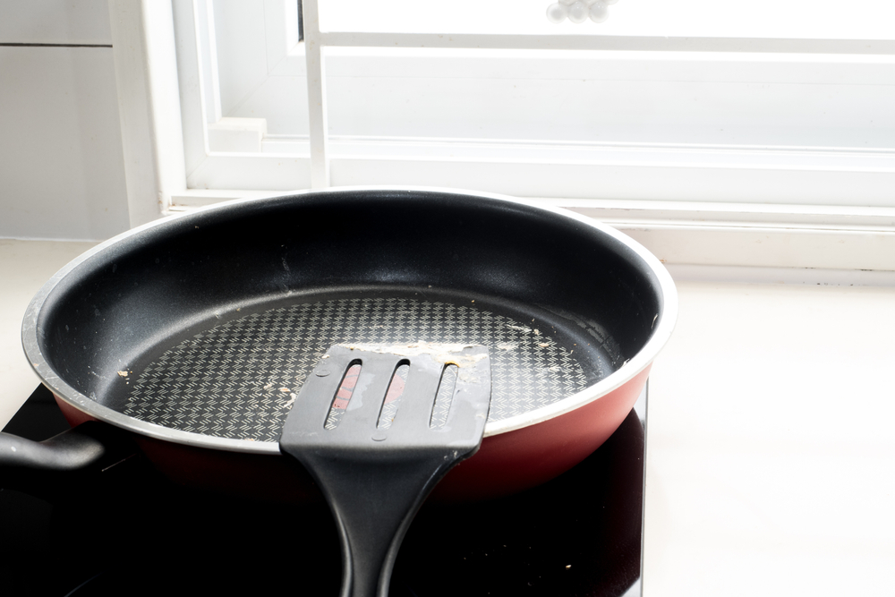 Unwashed,Pan,And,Spatula,pande,