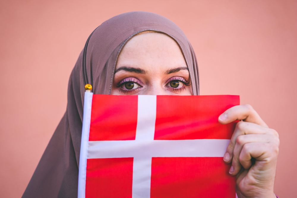Muslim,Woman,Hijab,Holds,Flag,Denmark,kvinder,holder,danmarksflag