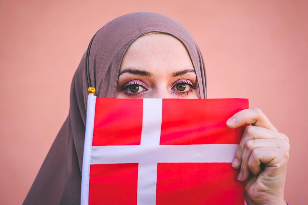 Muslim,Woman,Hijab,Holds,Flag,Denmark,kvinder,holder,danmarksflag