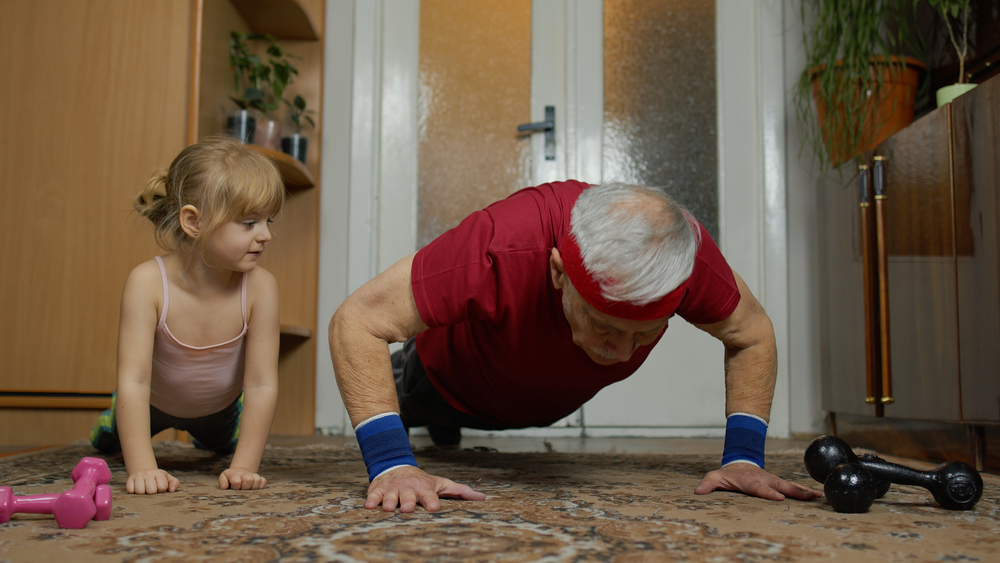 Granddaughter,Grandfatherworkout,barnebarn,bedstefar,træner