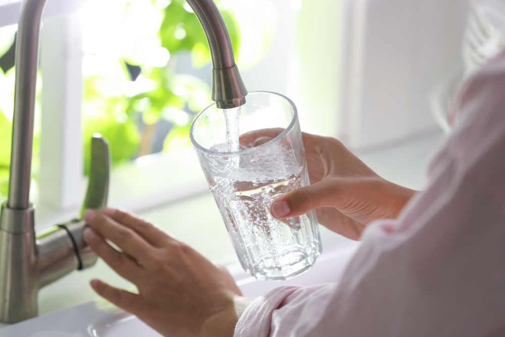 Pouring,Water,Into,Glass,hælder,vand,i,glas