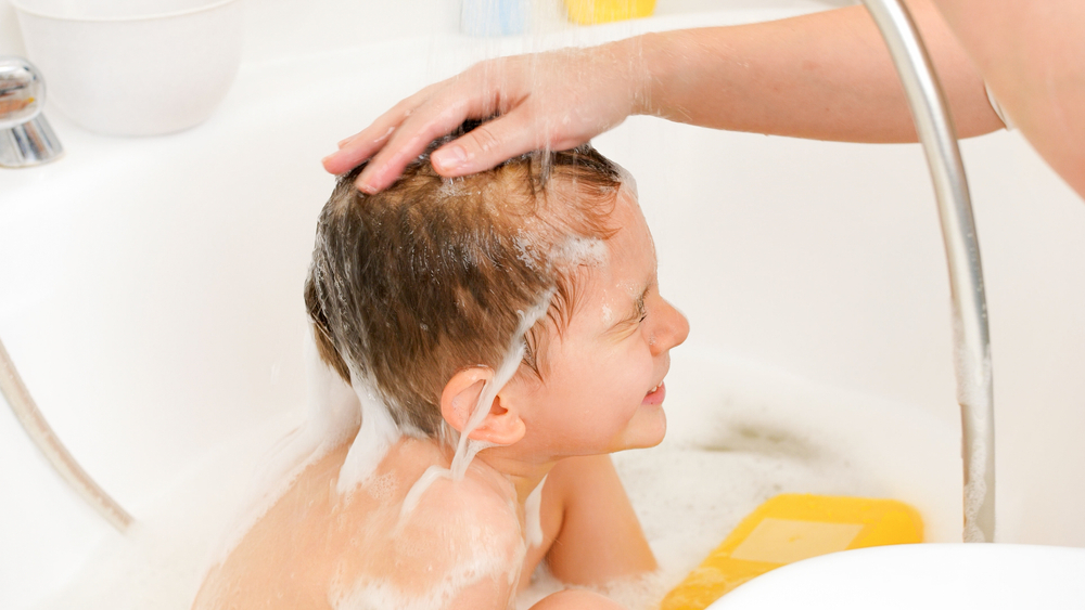 Baby,Washing,Hair,With,Shampoo,baby,vasker,hår