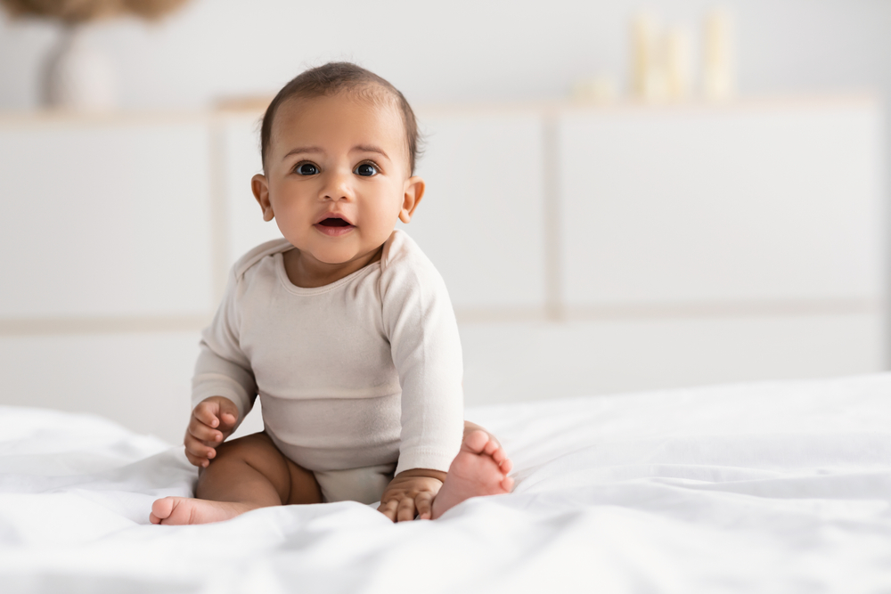 baby,sitting,sidder,on,på,seng,bed