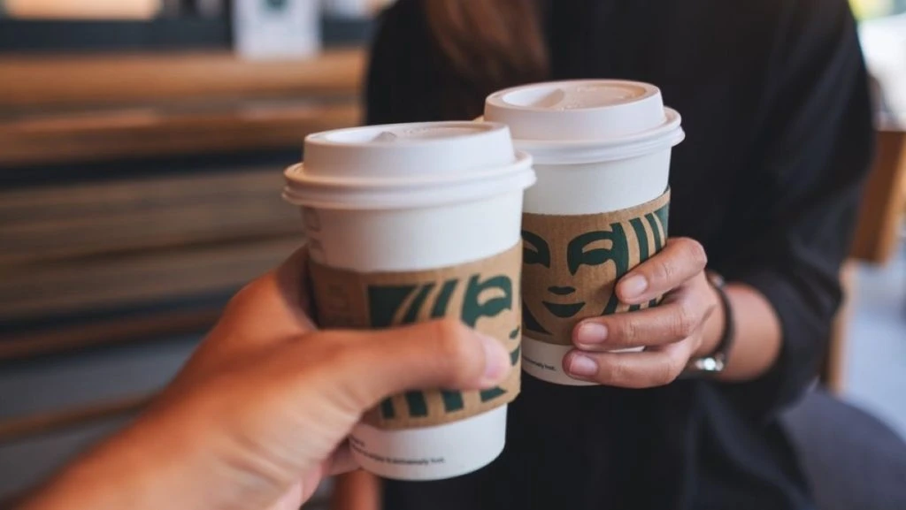 Par bestilte to almindelige kopper kaffe på Starbucks: Regningen fik dem til at vælte ned af stolen