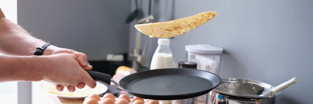 Flips,Pancakes,In,Pan,vender,pandekage,på,pande