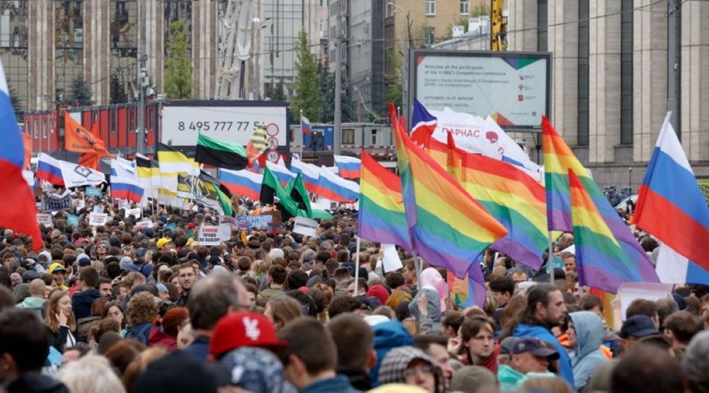 Apple Hit with ‘Propaganda’ Fine in Putin’s LGBT Purge