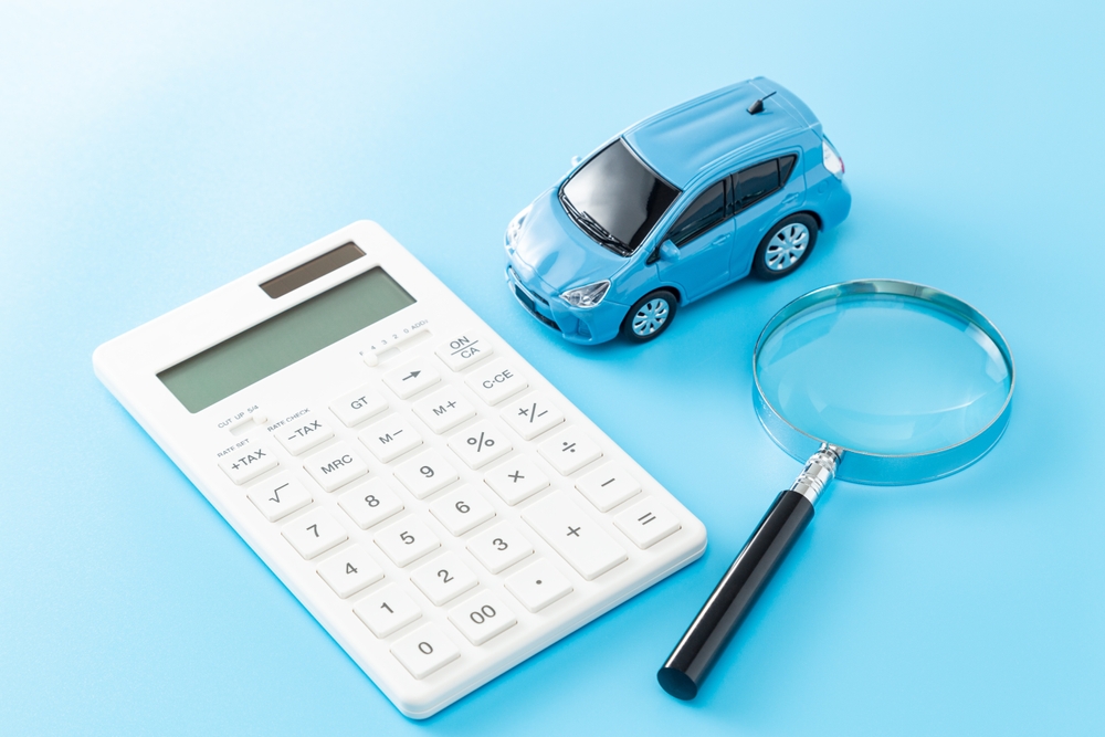 Car,,Calculator,And,Magnifying,Glass,lommeregner,bil,forstørrelsesglas