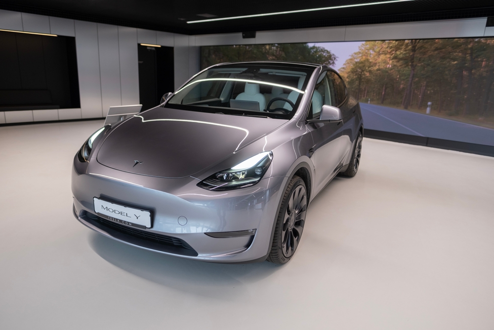 Grey,Electric,Tesla,Model,Y,car,bil