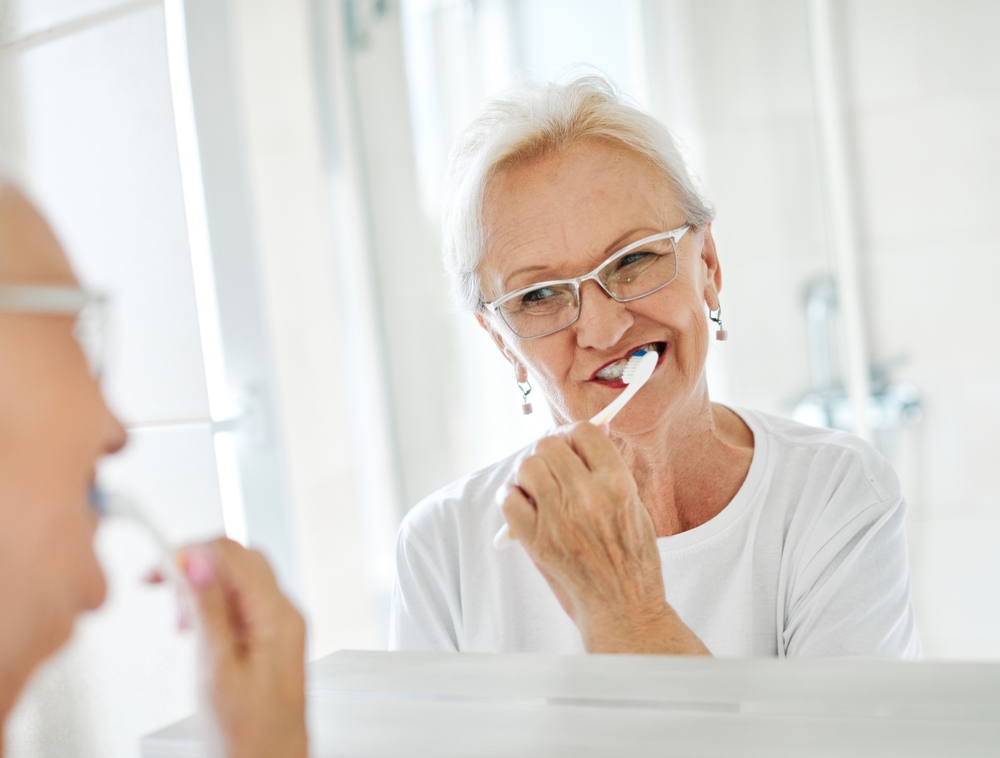 senior,Woman,Brushing,teeth,gammel,dame,børster,tænder