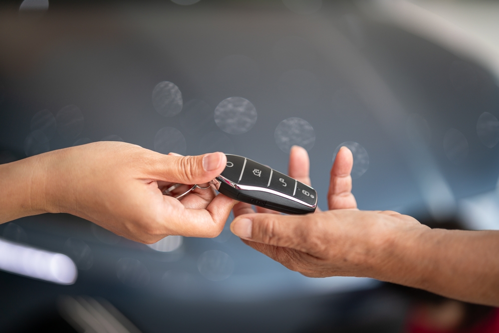 Hands,Giving,,Car,keys,bilnøgle,hænder