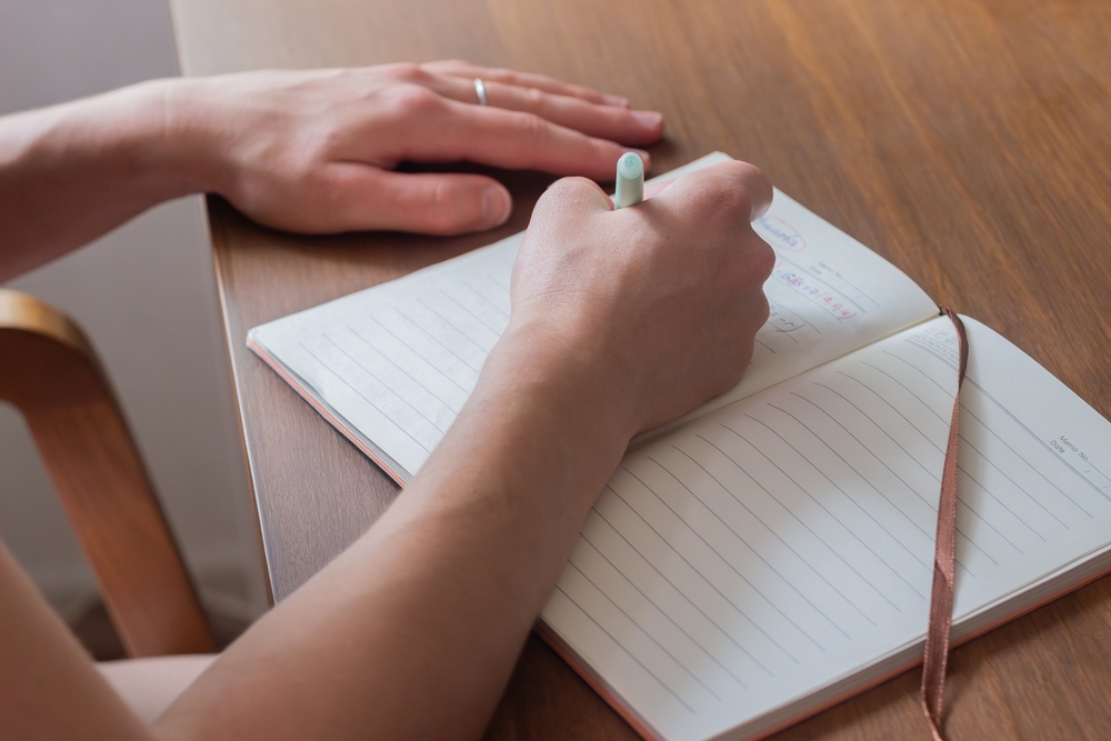 Writing,down,notes,book,skriver,ned,note,bog