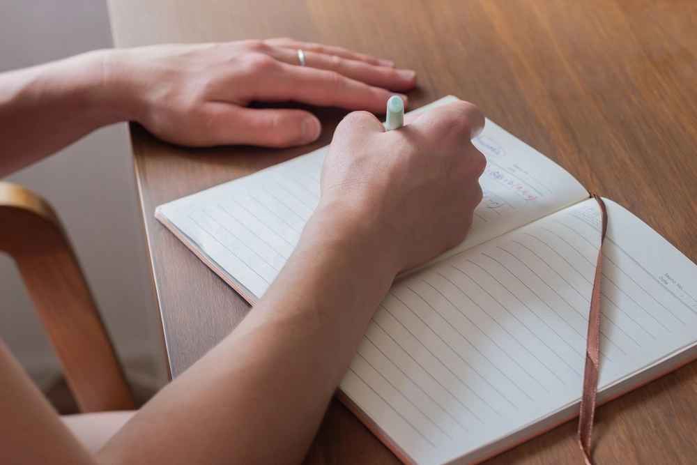 Writing,down,notes,book,skriver,ned,note,bog