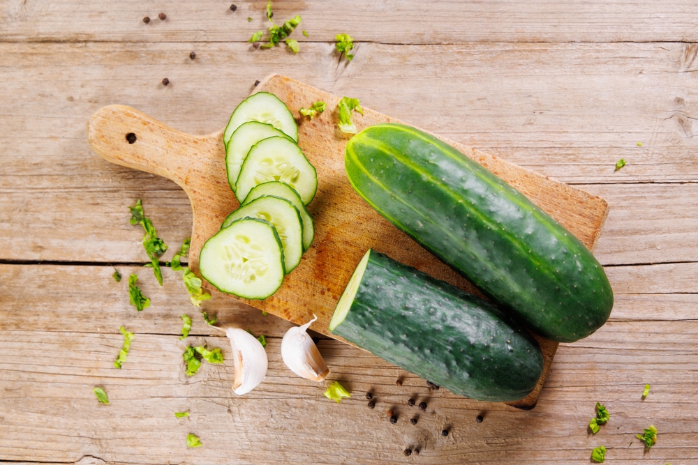 Cucumber,On,Wooden,Board,agurk,skærebræt