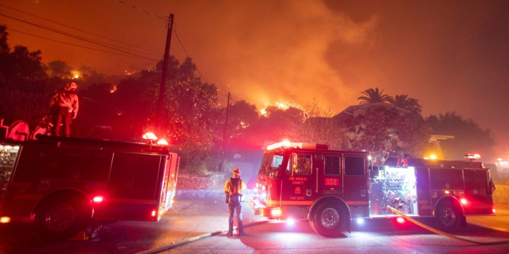 Canada Wildfires Force Mass Evacuations as Smoke Drifts Toward U.S. Cities