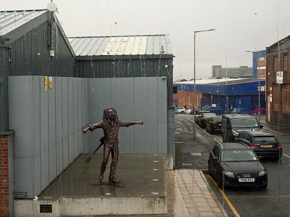 Bob_Marley_singing_in_the_rain_on_Jamaica_Street