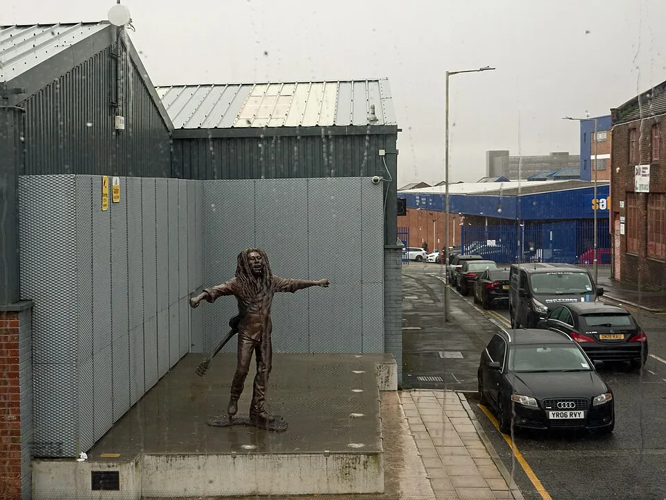 Bob_Marley_singing_in_the_rain_on_Jamaica_Street