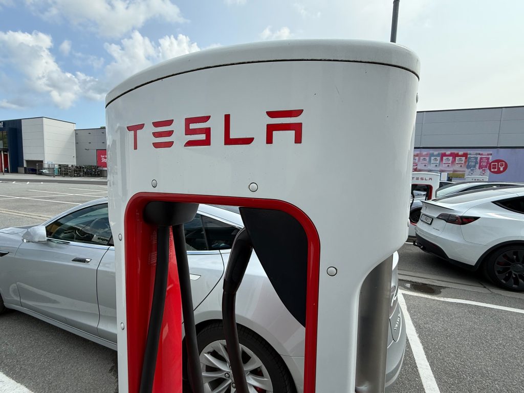 Tesla chargig station, elbil, electrical car, ladestasjon, ladestation