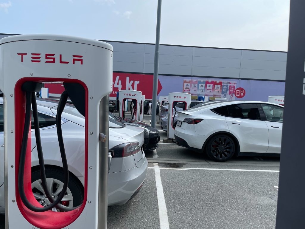 Tesla chargig station, elbil, electrical car, ladestasjon, ladestation