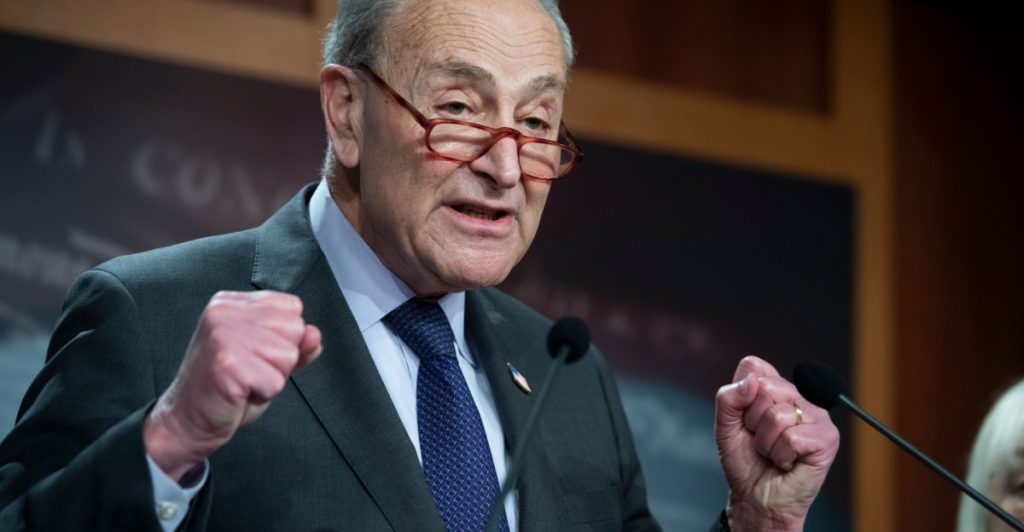 Schumer döper om Trumps megabill till ”Vi ska ju ändå alla dö-lagen”