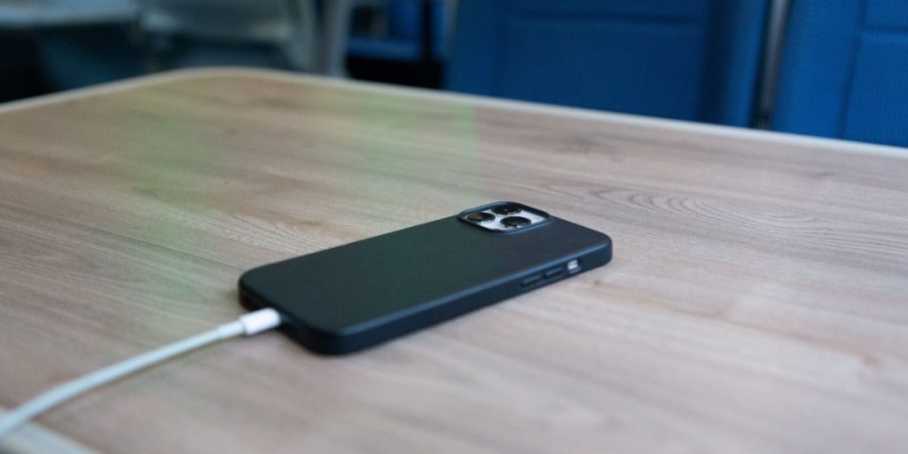 Mange gør brug af udbredt “regel”: Derfor bør du altid lægge din telefon med skærmen nedad