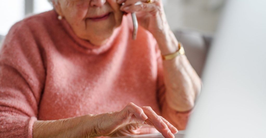Gammal person med telefon, äldre person, bedrägeri