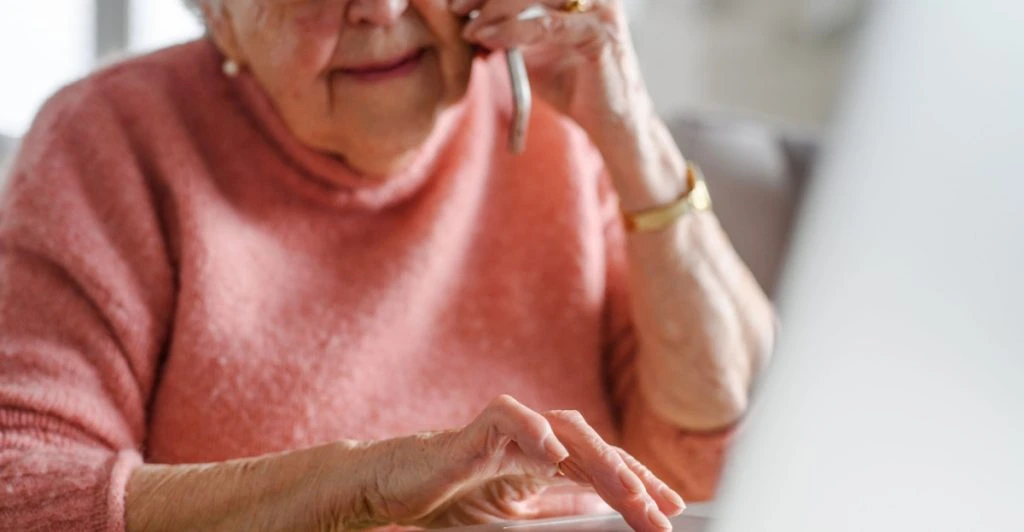Gammal person med telefon, äldre person, bedrägeri