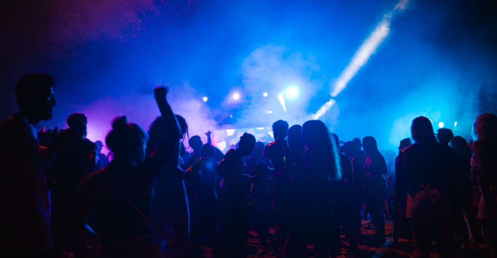 Väskkaos inför helgens konserter – polisen har släppt på reglerna, men inte alla hänger med