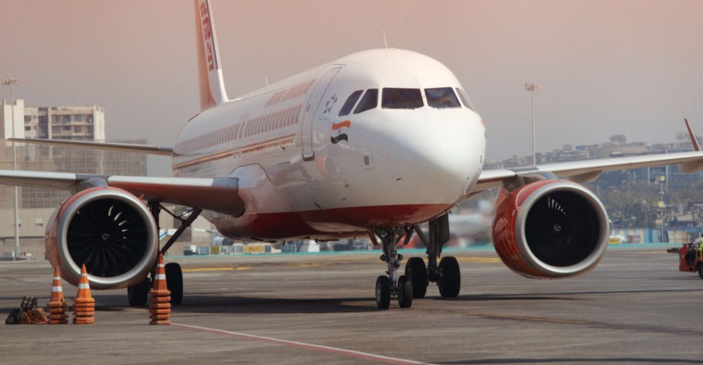 JUST NU: Boeingplan störtade i bostadsområde i Indien – över 240 ombord