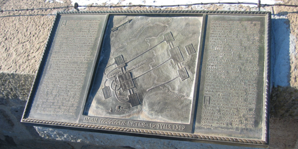 Pristina, Kosovo - 28. januar 2006: Metalinskription og kort med rækkefølgen for slaget om Kosovo i 1389 på toppen af Gazimestan-monumentet.