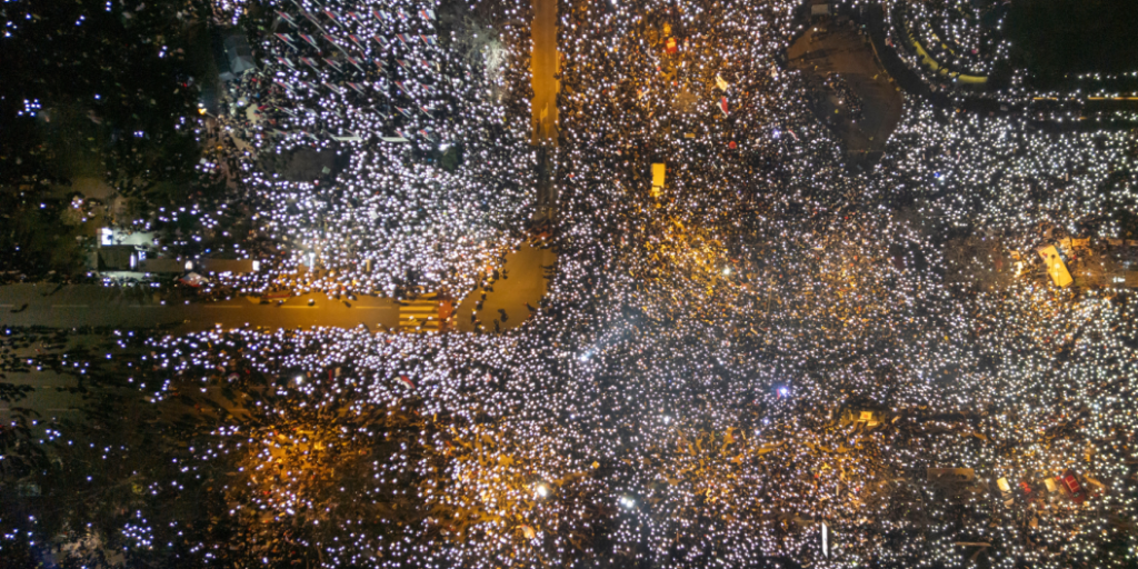Drone luftfoto af 24 timer Studerende protesterer mod regeringen og regimet, kræver retfærdighed for de 15 liv tabt i tragiske kollaps af Novi Sad banegården tag.Novi Sad, Serbien.01.02.2025