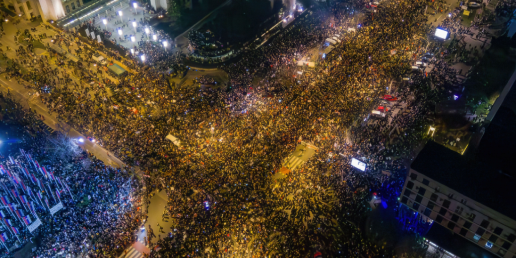 Serbiske studerende og borgere protesterer mod regeringens korruption efter ulykken på togstationen Novi Sad. Blokade af Liberty Bridge (Most Slobode) Novi Sad, Serbien, 1. februar 2025