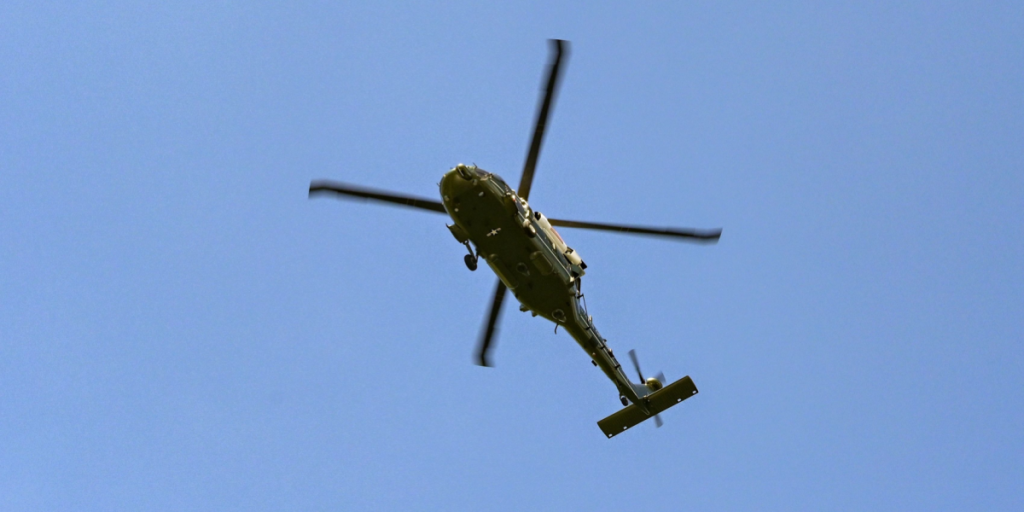 Sikorsky UH-60 Black Hawk helikopter fra United States Army flyver lavt over byen.