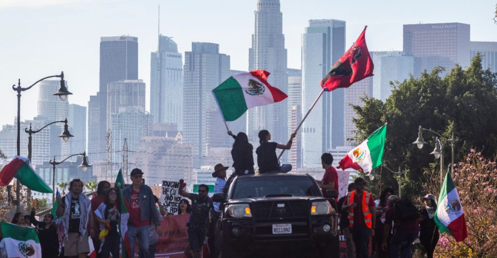 Los Angeles i kris – utegångsförbud införs och Trump mobiliserar militär