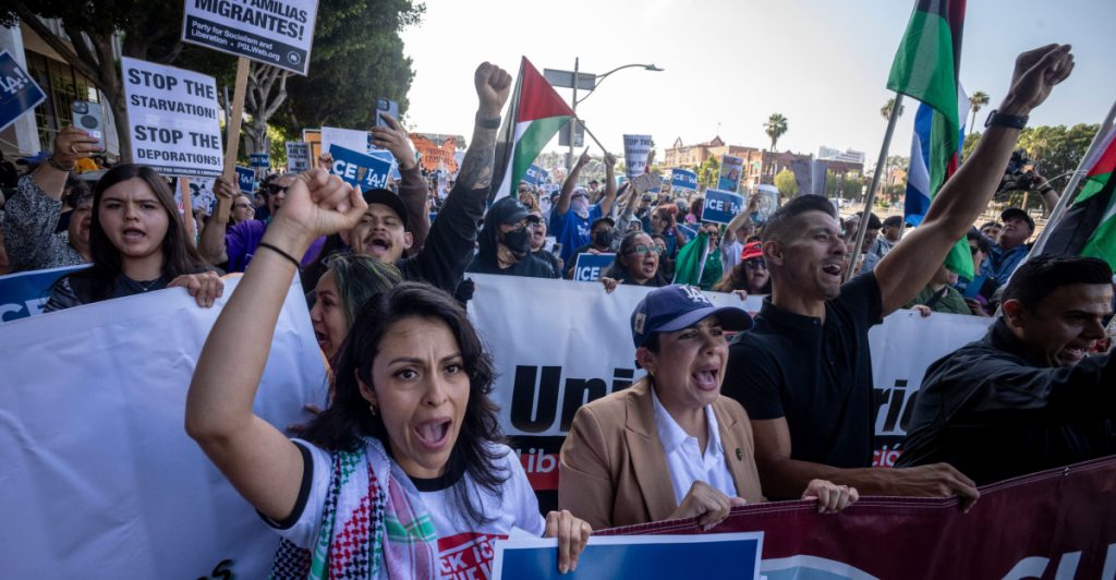 Trump spelar med musklerna i LA – en politisk kraftdemonstration inför öppen ridå