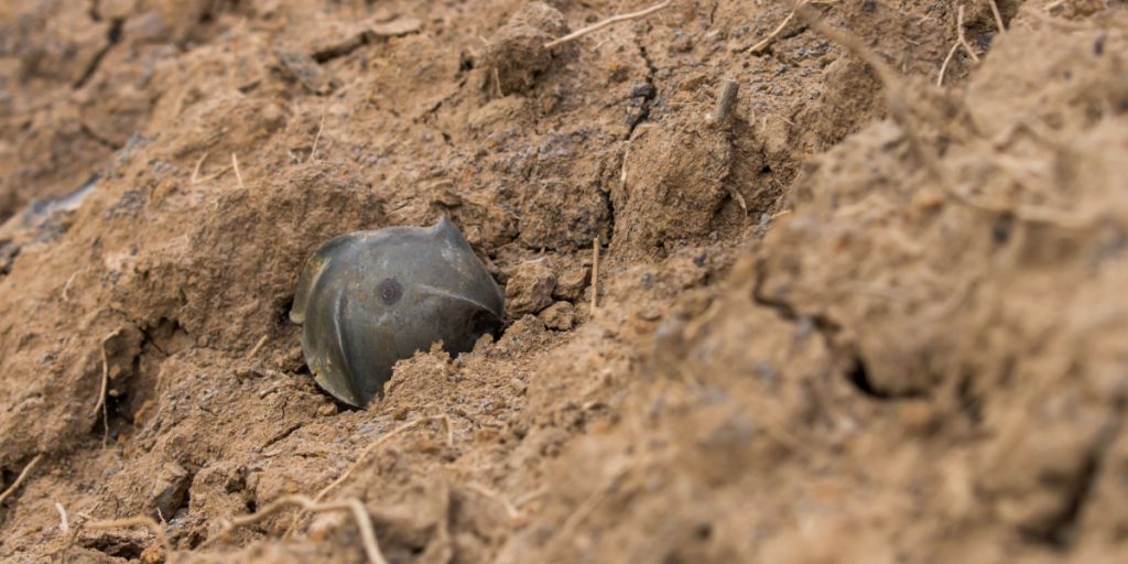 Cluster bomb, unexploded, klyngebombe