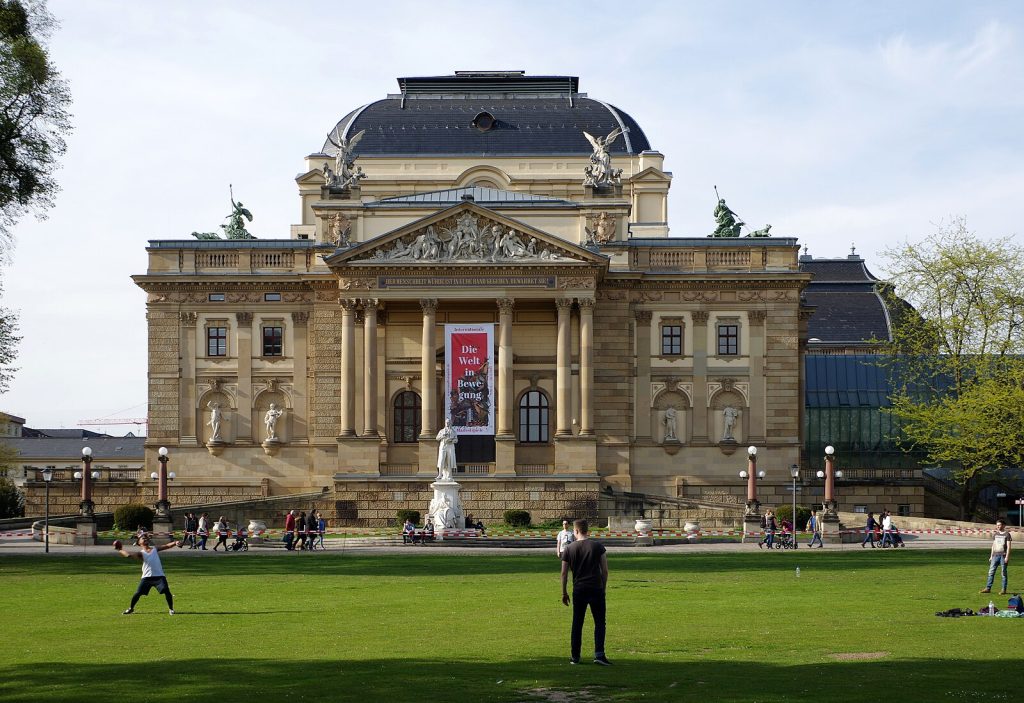 Wiesbaden_Hessisches_Staatstheater_BW_2017-04-24_17-48-57