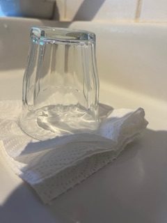 Ferietrikset som redder deg: papir og et glass i vasken