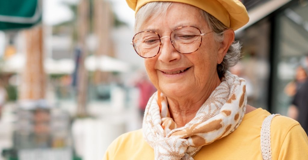 older,woman,yesllow,ældre,kvinde,gul