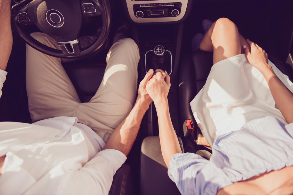 couple,driving,holding,hands,par,kører,holder,i,hånd