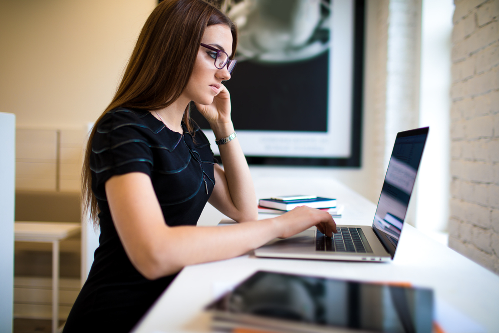 Woman,computer,focus,kvinder,fokuserer