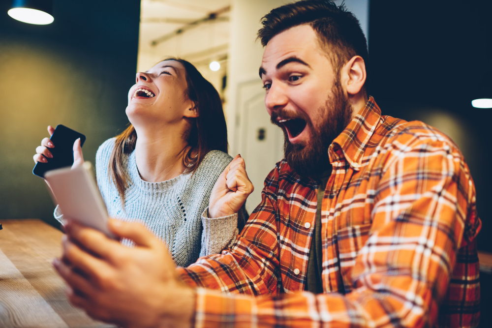 couple,phone,laughing,par,telefon,griner
