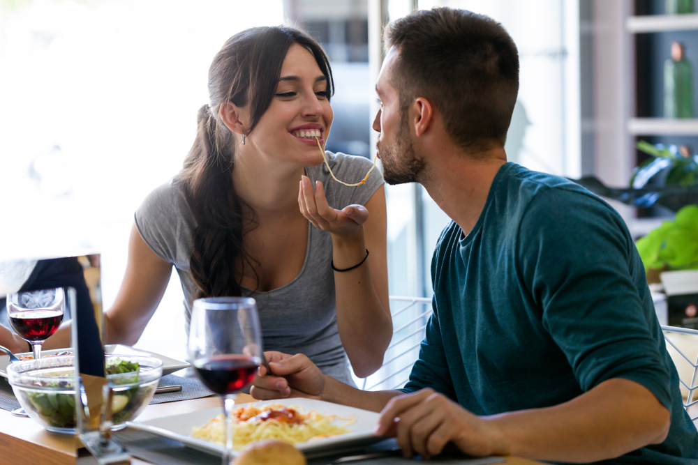 Couple,Sharing,Spaghetti,par,spiser
