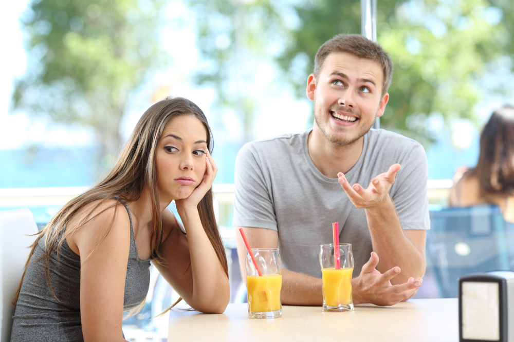 man,talking,girl,bored,mand,snakker,pige,keder,sig