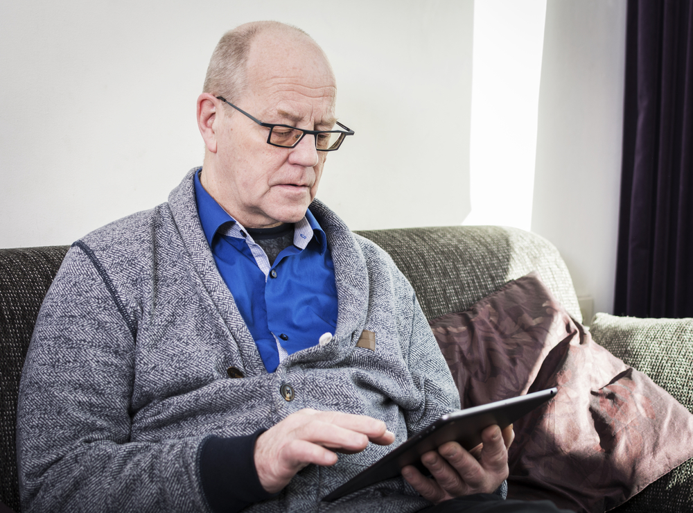 Older,Man,On,Tablet,ældre,mand,iPad