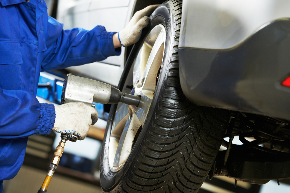 Mechanic,Screwing,Car,Wheel,tire,skruenøgle,bil,hjul,dæk