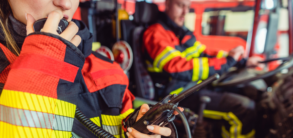 Fire,Fighter,Woman,On,Duty,Using,The,Radio,In,The, brandvæsen