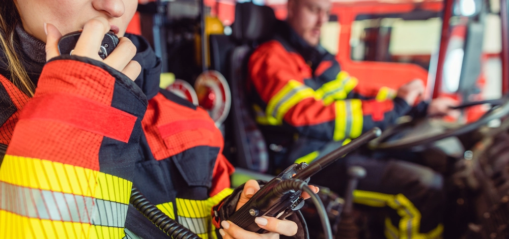 Fire,Fighter,Woman,On,Duty,Using,The,Radio,In,The, brandv&aelig;sen