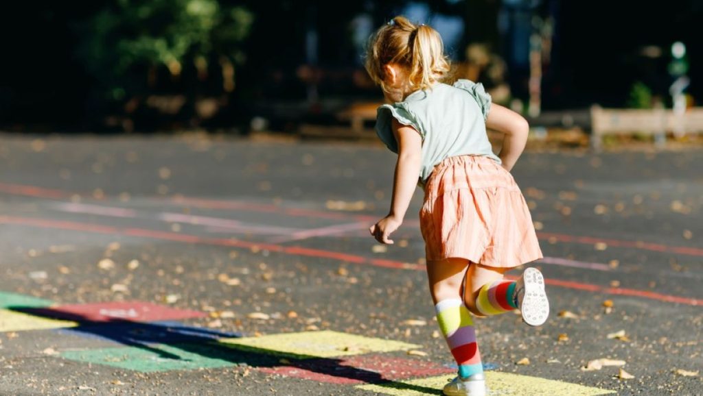 hinke lege pige vej barn child street cars playing