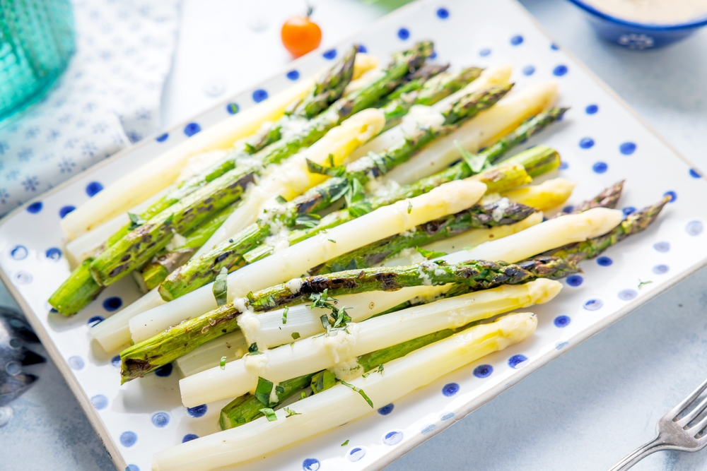 Green,And,White,Asparagus,On,The,Plate.,Tasty,And,Healthy