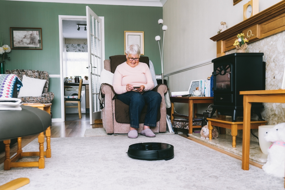 grandma,Robot,Vacuum,bedstemor,robotstøvsuger